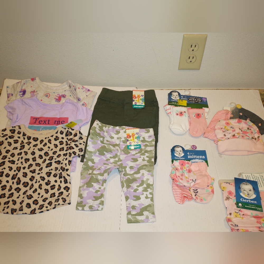 3Garanimals Baby Infant T-shirt, 2 pants,2 Leggings,4Gerber Mittens,4socks,3Caps